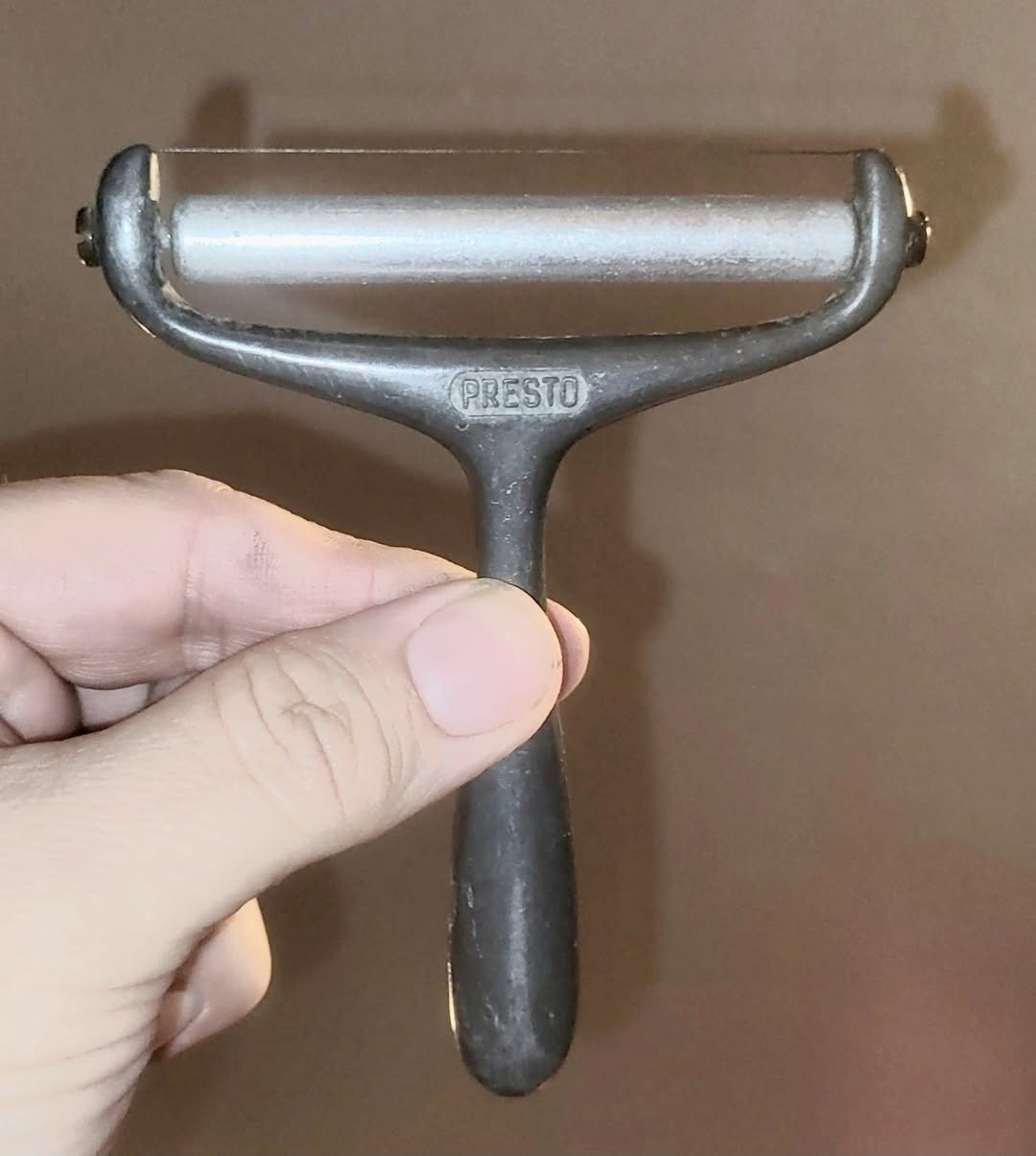 La maggior parte delle persone non riesce a capire a cosa serva questo utensile da cucina vintage.