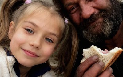 Una bambina condivise il suo pranzo con uno sconosciuto senzatetto – Anni dopo, lui bussò alla sua porta in giacca e cravatta
