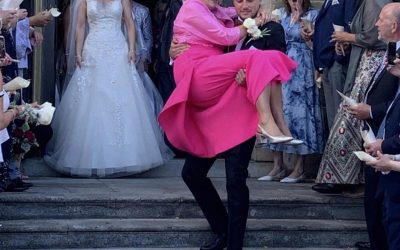 Uscendo dalla chiesa dopo la cerimonia nuziale, mio ​​marito ha preso in braccio sua madre invece di me perché “voleva vivere anche lei quell’esperienza” – quello che ha fatto mia madre subito dopo ha scioccato tutti