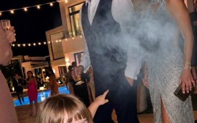 Mia figlia di 4 anni ha indicato la moglie del capo di mio marito e ha detto: “Quella è la signora che morde”.