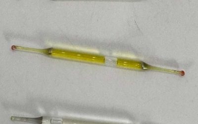 Cosa sono? Li ho trovati sotto un mobiletto del bagno durante una ristrutturazione: piccoli tubi di vetro, lunghi 5 cm, pieni di liquido. Qualche idea?