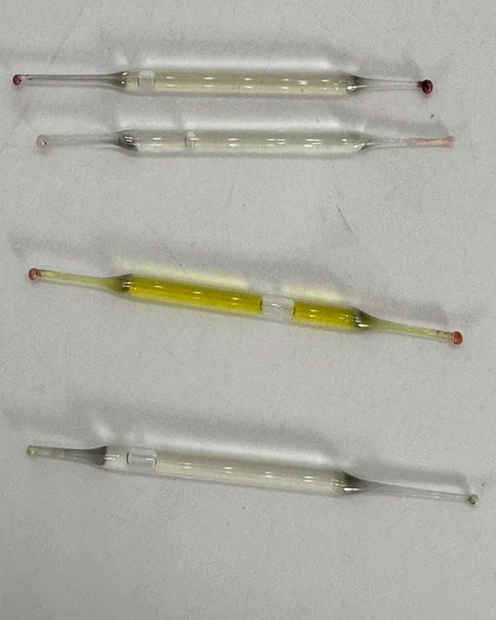 Cosa sono? Li ho trovati sotto un mobiletto del bagno durante una ristrutturazione: piccoli tubi di vetro, lunghi 5 cm, pieni di liquido. Qualche idea?