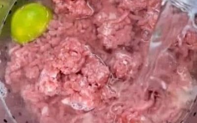 Ieri sera mia cognata ha preparato la cena con carne macinata, ma non l’ha sciacquata. Non sono riuscita a mangiarla e ho impedito anche ai bambini di mangiarla. Io lavo sempre la carne macinata prima di cucinarla. Non posso credere che non l’abbia fatto. Non dovresti lavare la carne macinata prima di cucinarla?