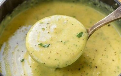 Zuppa cremosa di zucchine all’aglio, ideale per dimagrire.