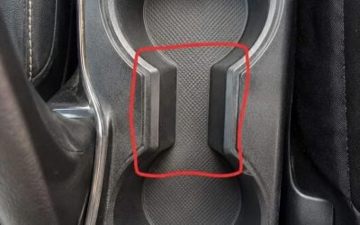 Qual è lo scopo di quello strano spazio tra i portabicchieri dell’auto?…