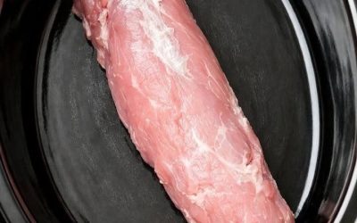 Metti un intero filetto di maiale nella pentola a cottura lenta con 3 semplici ingredienti e tuo marito giurerà che hai passato tutta la giornata a cucinare.