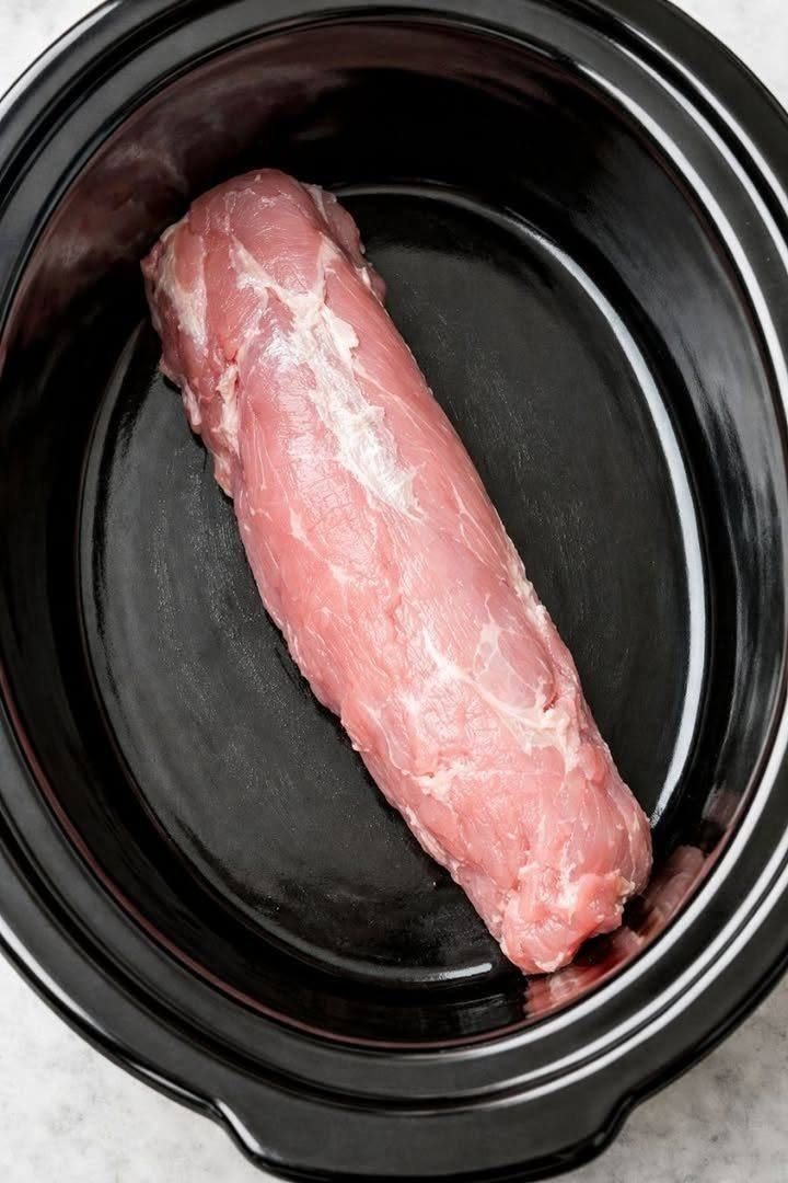 Metti un intero filetto di maiale nella pentola a cottura lenta con 3 semplici ingredienti e tuo marito giurerà che hai passato tutta la giornata a cucinare.
