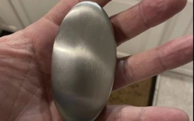 Mio marito, che fa l’idraulico, mi ha mandato una foto oggi mentre era al lavoro. Ha trovato qualcosa vicino al lavandino che ha destato la sua curiosità, ma era troppo timido per chiedere al proprietario di cosa si trattasse. Qualcuno sa di cosa potrebbe trattarsi? Sembra sapone, ma è fatto di acciaio. 012
