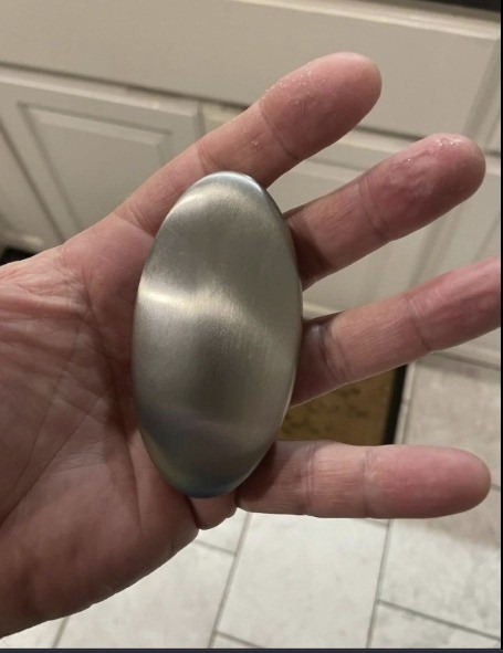 Mio marito, che fa l’idraulico, mi ha mandato una foto oggi mentre era al lavoro. Ha trovato qualcosa vicino al lavandino che ha destato la sua curiosità, ma era troppo timido per chiedere al proprietario di cosa si trattasse. Qualcuno sa di cosa potrebbe trattarsi? Sembra sapone, ma è fatto di acciaio. 012