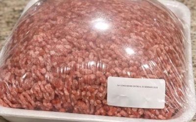 Ho appena comprato questa confezione di carne macinata al supermercato ieri e l’ho messa in frigo. Sono andato a cucinare la cena e ho notato che la pellicola di plastica si è gonfiata come un palloncino, ma la data di scadenza è ancora valida.
