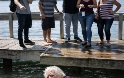 L’hanno spinta nel lago credendo che non sarebbe successo nulla… ma nessuno immaginava come avrebbe reagito dopo.