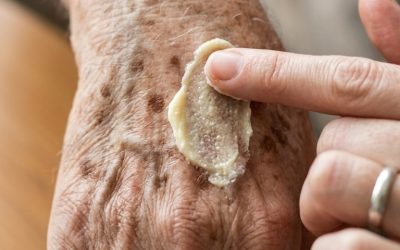Macchie scure: una routine naturale per uniformare l’incarnato