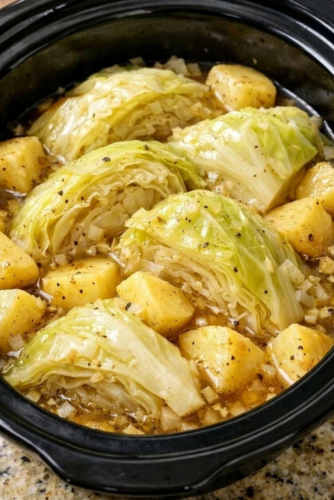 Cavolo e patate in pentola a cottura lenta con soli 4 ingredienti