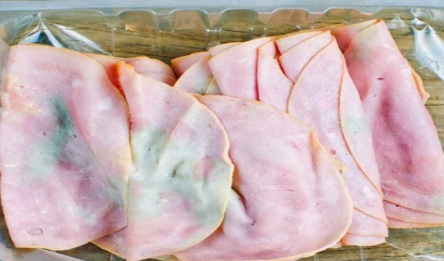 Ho tirato fuori dal frigo un po’ di affettato. Mia suocera dice che è uno spreco non usarlo, ma a me sembra una schifezza. Cosa dovrei fare?