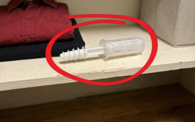 Stasera ho aperto l’armadio di mia moglie e ho trovato questo. Lo sto fissando da mezz’ora, ma non riesco ancora a capire cos’è. Qualcuno lo sa? Troverete la risposta nel primo commento.👇
