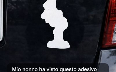 Mio nonno ha visto questo adesivo su una macchina e ha scattato una foto. Cos’è?? 🤯🤯 Vuole saperlo. Articolo completo 👇 💬