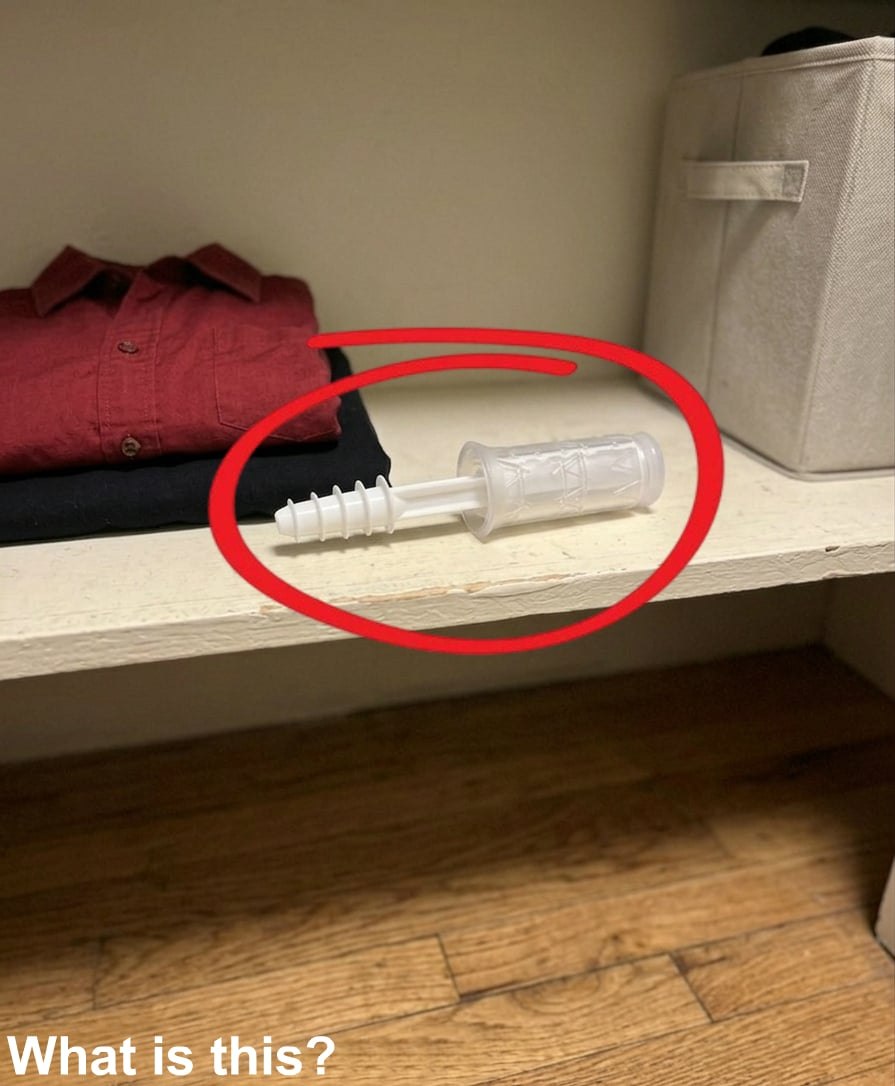 Stasera ho aperto l’armadio di mia moglie e ho scoperto questo al suo interno.