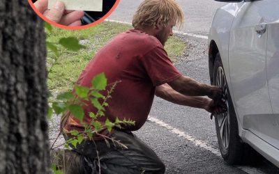 Un senzatetto mi ha aiutato a cambiare una gomma a terra sulla Route 9, dove mio figlio è scomparso 20 anni fa. Ciò che ha lasciato sul sedile del passeggero mi ha fatto cadere in ginocchio.