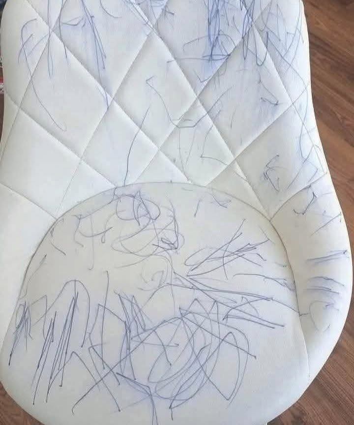 Mio nipote ha fatto questo alla mia sedia, cosa devo fare?