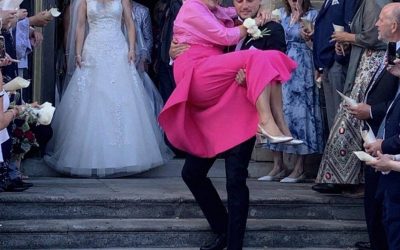 Uscendo dalla chiesa dopo la cerimonia nuziale, mio ​​marito ha preso in braccio sua madre invece di me perché “voleva vivere anche lei quell’esperienza” – quello che ha fatto mia madre subito dopo ha scioccato tutti
