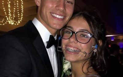 Il ragazzo più popolare della scuola ha chiesto a mia figlia di accompagnarlo al ballo di fine anno, poi si è avvicinato a me durante il ballo lento e mi ha detto: “Io ho fatto la mia parte, ora tocca a te”.