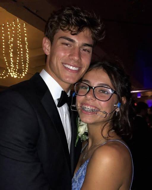 Il ragazzo più popolare della scuola ha chiesto a mia figlia di accompagnarlo al ballo di fine anno, poi si è avvicinato a me durante il ballo lento e mi ha detto: “Io ho fatto la mia parte, ora tocca a te”.