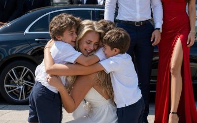 Storia completa: Il mio ex marito miliardario si è seduto accanto a me in aereo solo per umiliarmi, poi tre ragazzini sono scesi da una Bentley chiamandomi “mamma”.