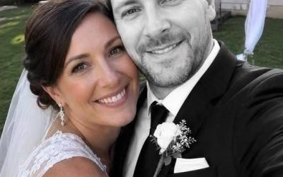 Mio marito è morto il giorno del nostro matrimonio. Una settimana dopo, si è seduto accanto a me su un autobus e mi ha sussurrato: “Non urlare, devi sapere tutta la verità”.