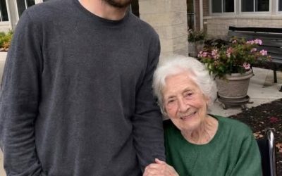 Ho finto di essere il figlio di un’anziana signora in una casa di riposo perché la sua vera famiglia mi pagava. Dopo la sua morte, il direttore mi ha detto: “Ti ha lasciato un’ultima richiesta”.
