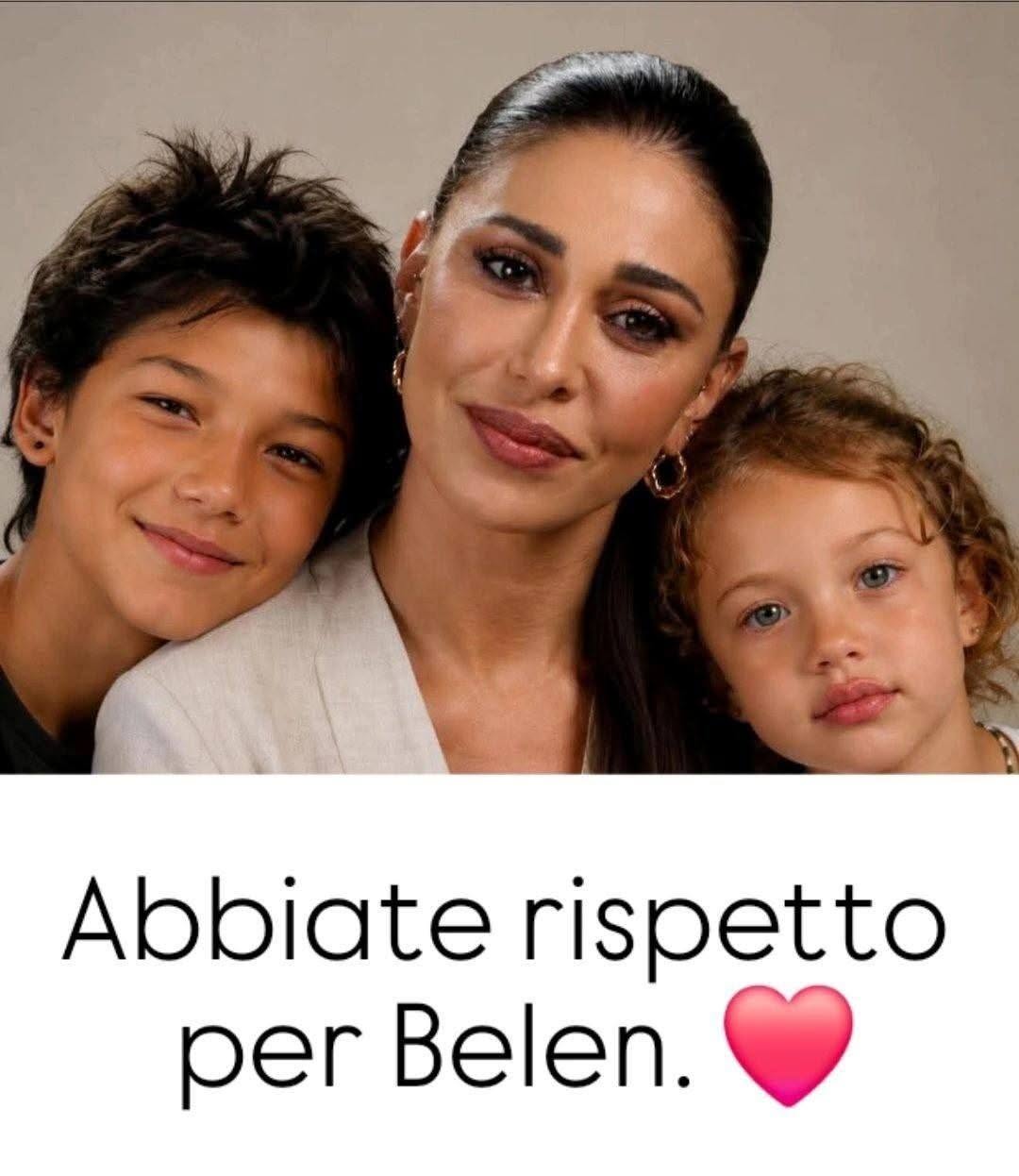 Abbiate rispetto per Belén. Perché prima della fama, dei gossip e dei commenti cattivi… esistono due bambini, Luna Mari e Santiago, che hanno bisogno della loro mamma. Hanno bisogno del suo abbraccio. Della sua voce. Del suo sorriso anche nei giorni più difficili. Eppure il mondo continua a guardarla come se il suo dolore fosse uno spettacolo da commentare….
