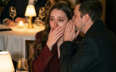 Mio marito mi ha mandato un messaggio: “Sono bloccato al lavoro. Buon secondo anniversario, amore.” Ma io ero seduta a due tavoli di distanza… e lo guardavo mentre baciava un’altra donna. Proprio mentre stavo per affrontarlo, uno sconosciuto mi ha fermata e mi ha sussurrato: “Mantieni la calma… il vero spettacolo sta per iniziare.” E quello che è successo dopo…