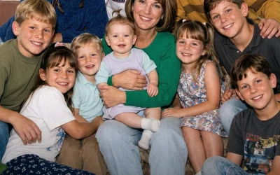 Ho cresciuto i 10 figli del mio fidanzato dopo che ci ha lasciati – 30 anni dopo, il suo avvocato si è presentato alla mia porta e ha detto: “Mi ha chiesto di consegnargli questa busta oggi”.