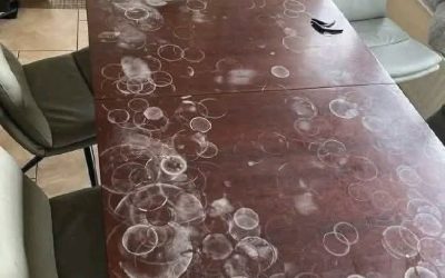 Come posso rimuovere le macchie di tazza da questo tavolo?