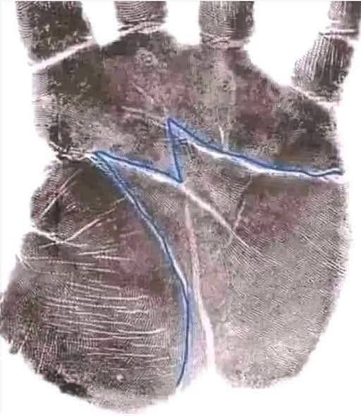 La “M” nel palmo della mano: mito, significato e cosa dice davvero la scienza.