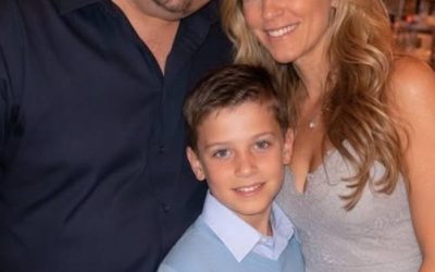 La mia ex mi ha lasciato, me e nostro figlio, per un uomo ricco. Dieci anni dopo, mi ha invitato al suo matrimonio, così ho ingaggiato un’attrice per fingere di essere mia moglie.