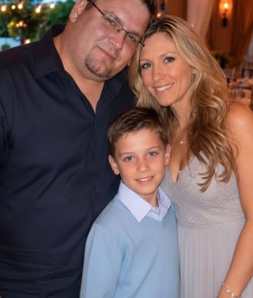 La mia ex mi ha lasciato, me e nostro figlio, per un uomo ricco. Dieci anni dopo, mi ha invitato al suo matrimonio, così ho ingaggiato un’attrice per fingere di essere mia moglie.